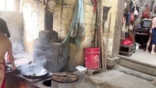 Bắt em họ và vợ cởi truồng xuống nấu bếp phụ bác họ