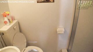 Quay lén nữ sinh đi vệ sinh trong toilet công cộng 2