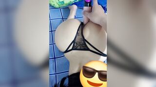 Thủ dâm giúp cô bạn thân mông to và nó bú cu cho