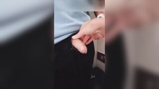 Cô giáo dâm tranh thủ giờ ra chơi gạ hs vào wc trường show hàng cho sờ vú bóp cặc e