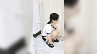 Bé hàng xóm cởi quần ra mời gọi tôi đụ ẻm