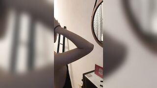Con em vợ ở nhà nó mặt đồ thế này sao ta