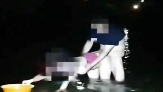 Hiếp dâm em gái đang đi bên bờ suối