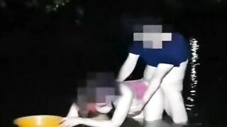 Hiếp dâm em gái đang đi bên bờ suối