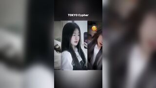 Các em gái xinh lộ hàng