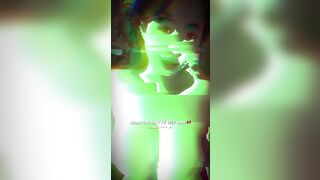 Các em gái xinh lộ hàng