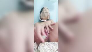 Em hoc sinh dùng bàn chải thủ dâm