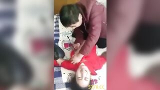 Phong tục kỳ lạ Cô dâu Trung Quốc bị bú vú tập thể