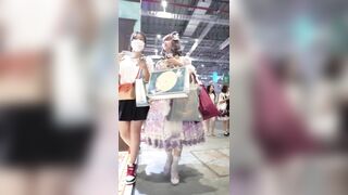 Thằng Wibu đi quay lén dưới váy ở lễ hội Cosplay