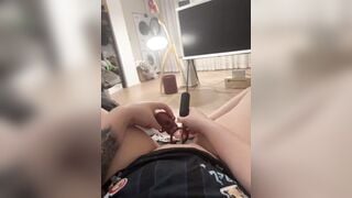 Dâm nữ bím múp nứng lồn rỉ nc vén quần lót lên dùng gậy sắt chà lồn sướng ướt đẫm bím