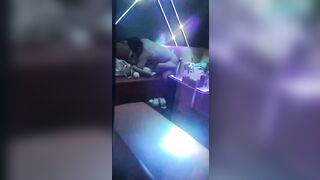 quay lén khách địt nhân viên trong quán karaoke sướng vl ra