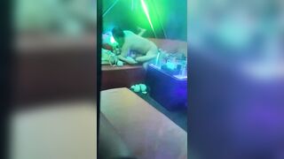 quay lén khách địt nhân viên trong quán karaoke sướng vl ra