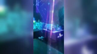 Quay lén khách gạ địt nhân viên karaoke trong quán
