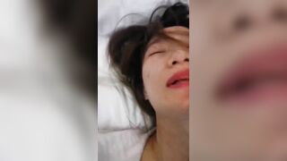 Rên rỉ dâm đãng khi bị người yêu kẹp núm vú