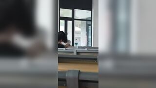 Học sinh giờ bạo quá đụ nhau trong lớp học trước mặt mọi người.