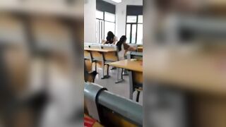 Học sinh giờ bạo quá đụ nhau trong lớp học trước mặt mọi người.