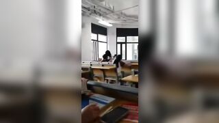 Học sinh giờ bạo quá đụ nhau trong lớp học trước mặt mọi người.