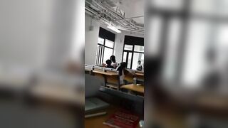 Học sinh giờ bạo quá đụ nhau trong lớp học trước mặt mọi người.