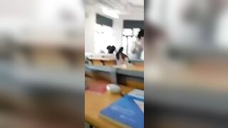 Học sinh giờ bạo quá đụ nhau trong lớp học trước mặt mọi người.