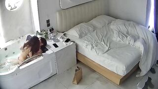 Hack cam xem hàng xóm dẫn gái về nhà địt nhau trong bòn tắm