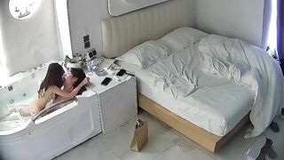 Hack cam xem hàng xóm dẫn gái về nhà địt nhau trong bòn tắm