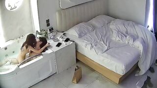 Hack cam xem hàng xóm dẫn gái về nhà địt nhau trong bòn tắm