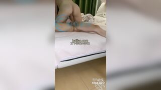 Dì nhờ sang phòng đấm chân giúp mà nhìn dì cháu nứng quá nên lột đồ bú lồn gạ đụ dì