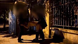 Cùng thằng bạn thân đè đụ em họ ngoài đường