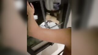 Dượng ơi đừng ra cửa sổ hàng xóm thấy dị nghị đó