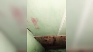 Sáng sớm thấy dì út đi đái cũng giả vờ đi đái để quay lén lồn dì lúc đái thế nào.