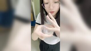Được nhỏ b thân kính cận xinh dâm bú cu sục cặc giúp lấy mẫu tinh trùng cực phê #2