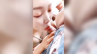 Thương thằng em thủ dâm chị họ bú chim giúp