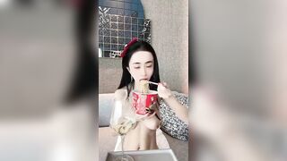 Gái dâm xinh vú khủng thích uống nước của con trai lúc ăn