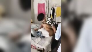 Em gái mới lớn Đi học nhóm bị bạn thân đè ra địt toét lồn