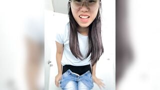 Em sinh viên vào nhà vệ sinh trường khoe hàng non múp