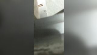 Trèo lên nóc tủ xem anh chị hàng xóm quất nhau trong toilet