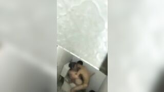 Trèo lên nóc tủ xem anh chị hàng xóm quất nhau trong toilet