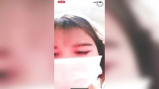 Em móc cho anh xem nhé anh Tiến ơi, húp em đi anh
