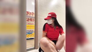15 phút, 2 nhân viên Winmart Public Cu giả Bóp vú Móc Lồn thủ dâm live ở chỗ làm