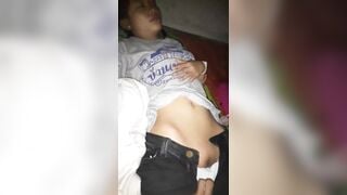 Nằm ngủ vì say xỉn dì út bị thằng cháu họ tụt quần kéo quần lót nhìn trộm lồn.