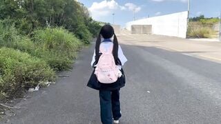 E hs loli ngây thơ vừa đi học về bị th a họ khốn nạn dụ vào nhà hoang bắt bú cu địt e