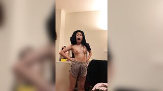 bé nó lên cơn nứng mà không được địt là vật đó