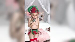Thủ dâm bướm đút chuỗi hạt vào lỗ đít