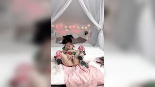 Thủ dâm bướm đút chuỗi hạt vào lỗ đít