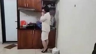 Loạn luân con trai địt mẹ kế khi không có ai ở nhà bị anh hàng xóm qua chơi phát hiện