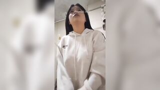 Nhìn tưởng lép mà cởi áo ra cái hết hồn liền