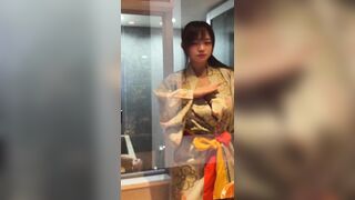 “Đừng ấn rung nữa, nwng chảy nước ra hết đùi mất”