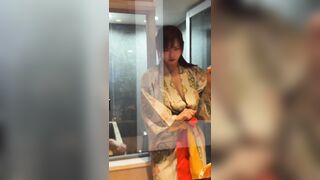 “Đừng ấn rung nữa, nwng chảy nước ra hết đùi mất”