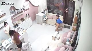 Hót nhất lúc này chàng cởi quần vào quán làm đẹp sục cặc làm các em chạy tán loạn.