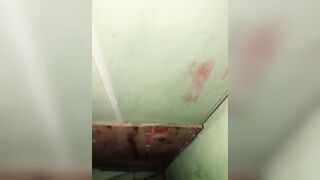 Dì út sáng sớm đi đái thằng cháu họ vào theo giả bấm điện thoại quay lén lồn dì đái.